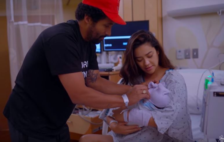 Após 33 horas de trabalho de parto, Shay Mitchell se emociona ao ver bebê