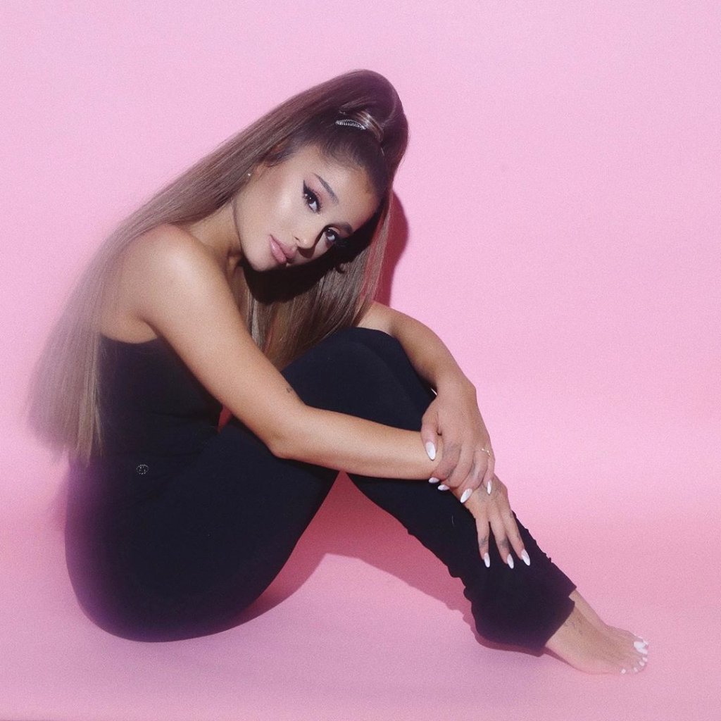 Ariana Grande fica doente e se desculpa por cancelar show: “Muita dor”