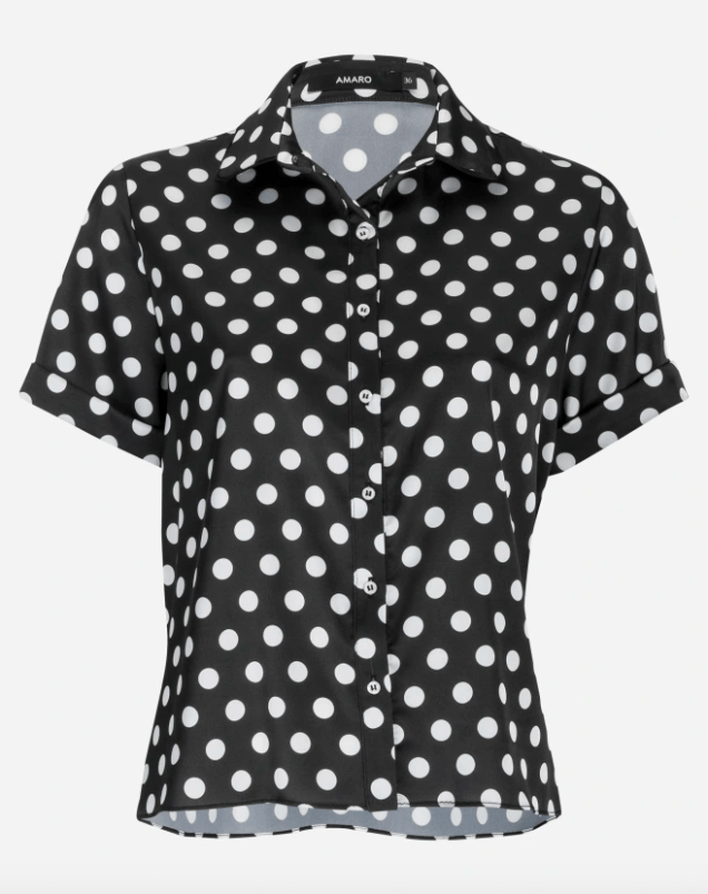 Camisa acetinada com estampa de poá da Amaro (R$ 119,90*). Camisa acetinada com estampa de poá da Amaro (R$ 119,90*).