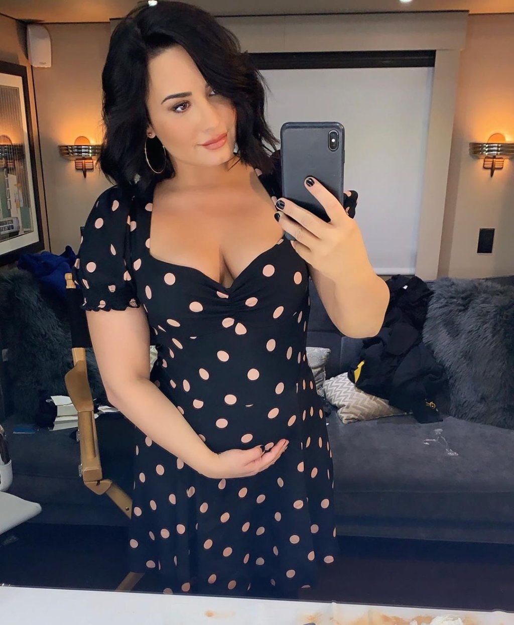 Grávida? Demi Lovato posta foto com barrigão, mas não é o que você pensa