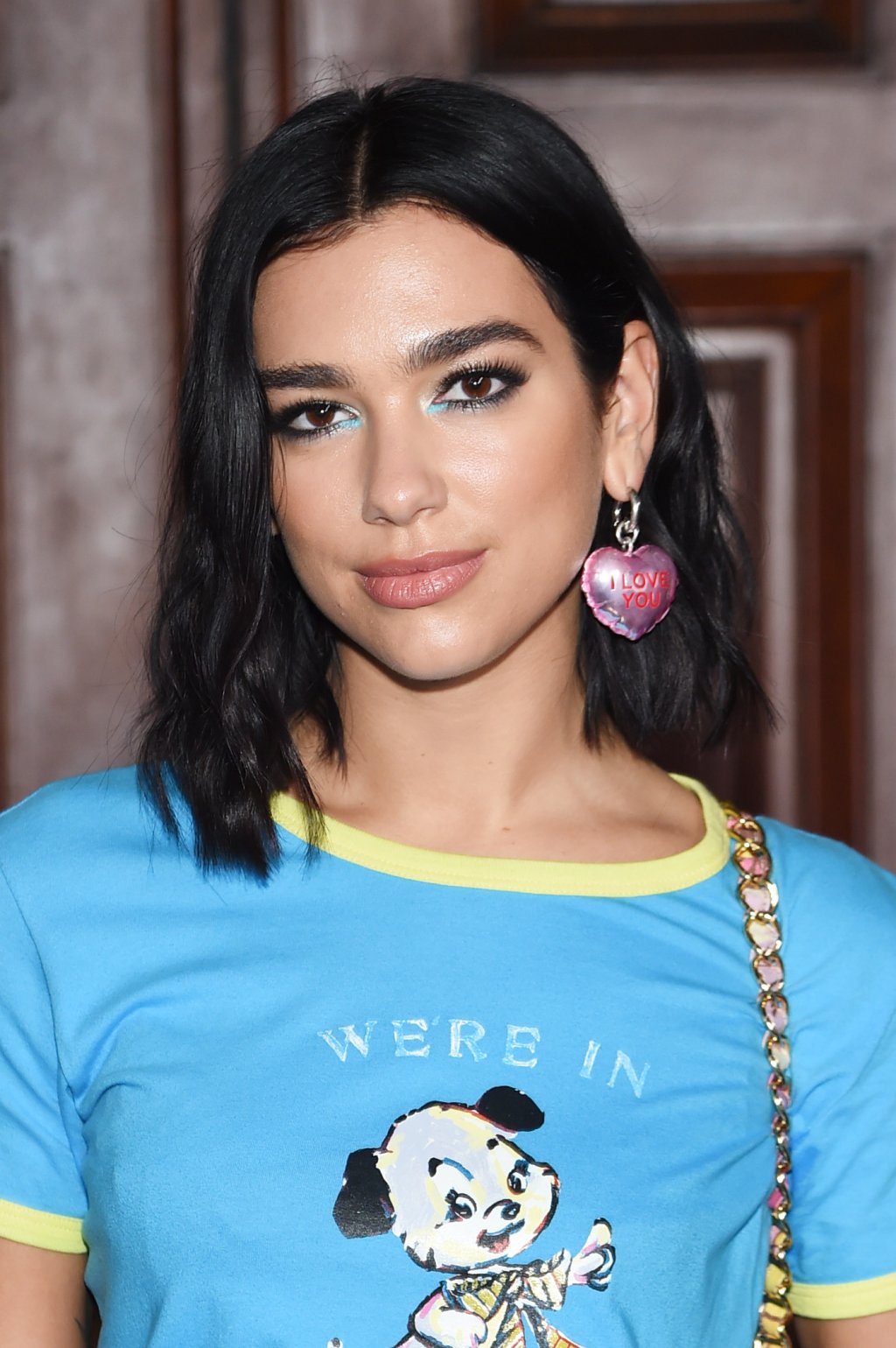 Dua Lipa usou cardigan inusitado no estilo DIY – e a gente já quer testar