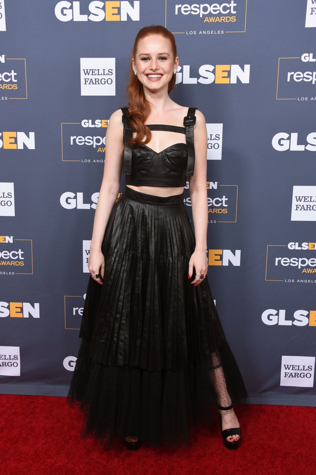 Look do Dia: Madelaine Petsch toda gótica de cropped + saia longa