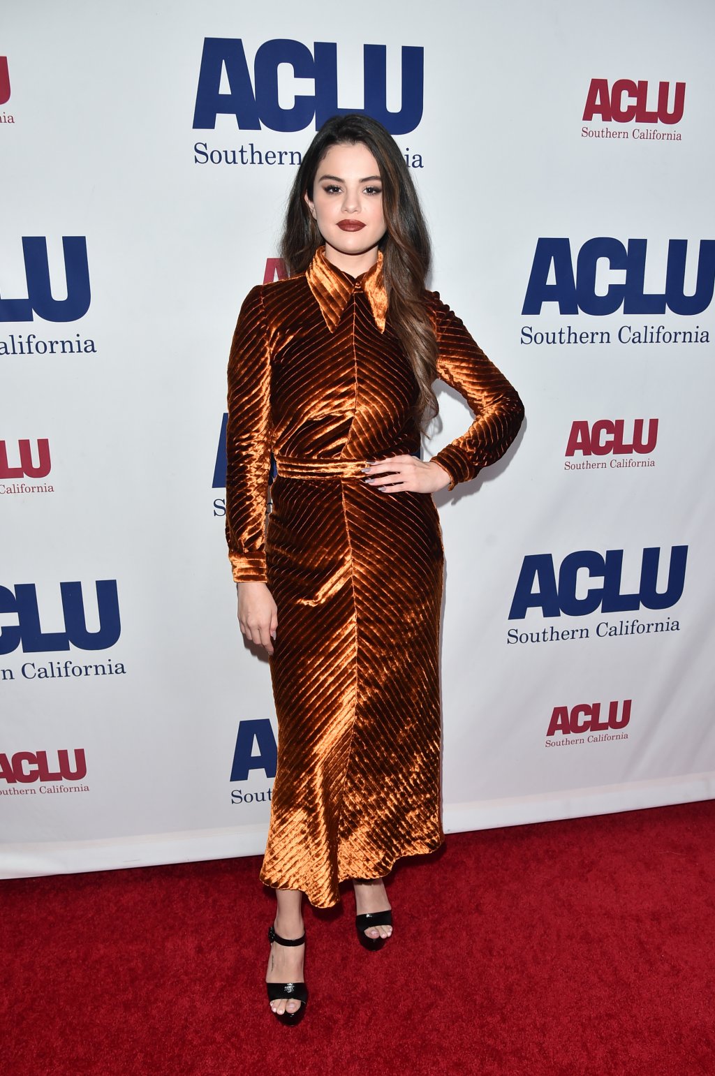 Look do Dia: Selena Gomez brilhou com vestido laranja de veludo