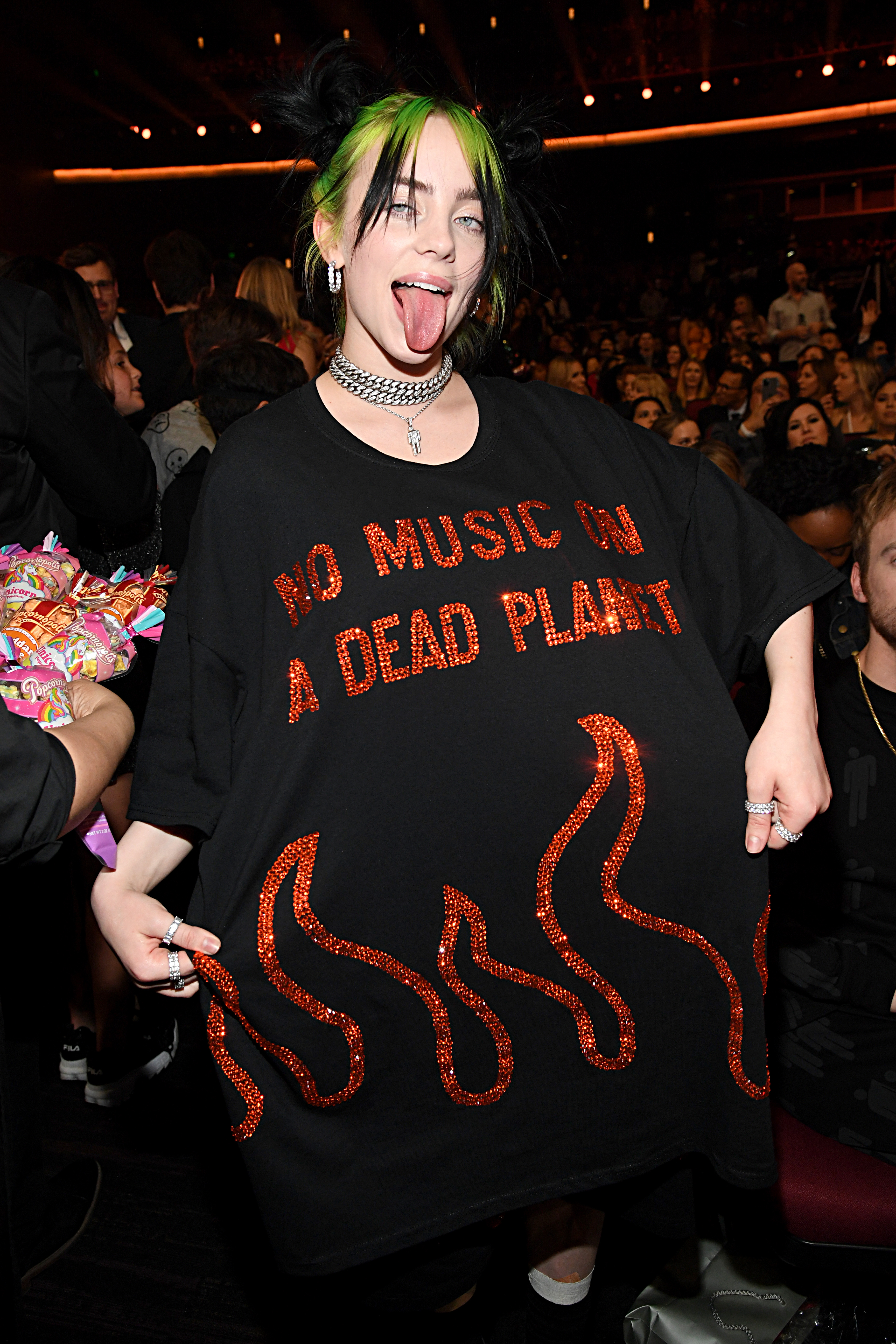 Billie Eilish no AMA 2019 usando camiseta escrito 