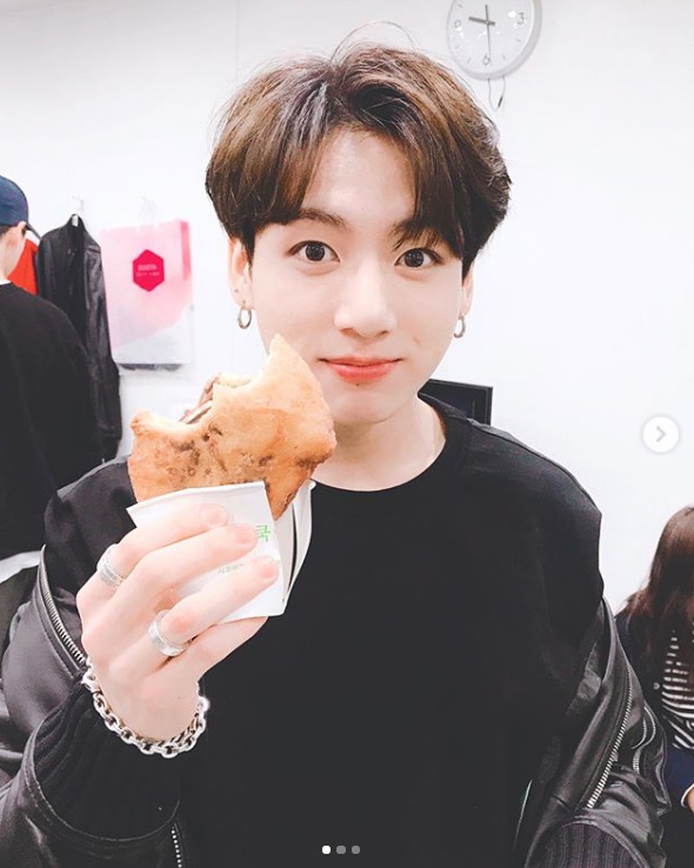 BTS: Jungkook surge loiro em premiação e quebra a internet com novo visual