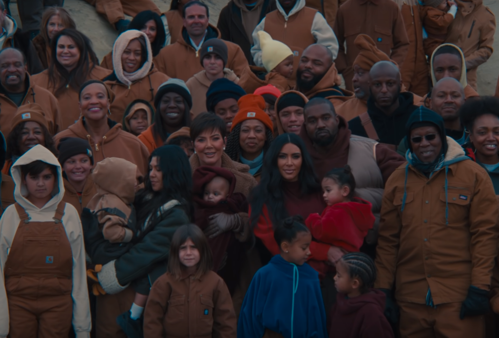 Kanye West traz as Kardashians no clipe de Close One Sunday