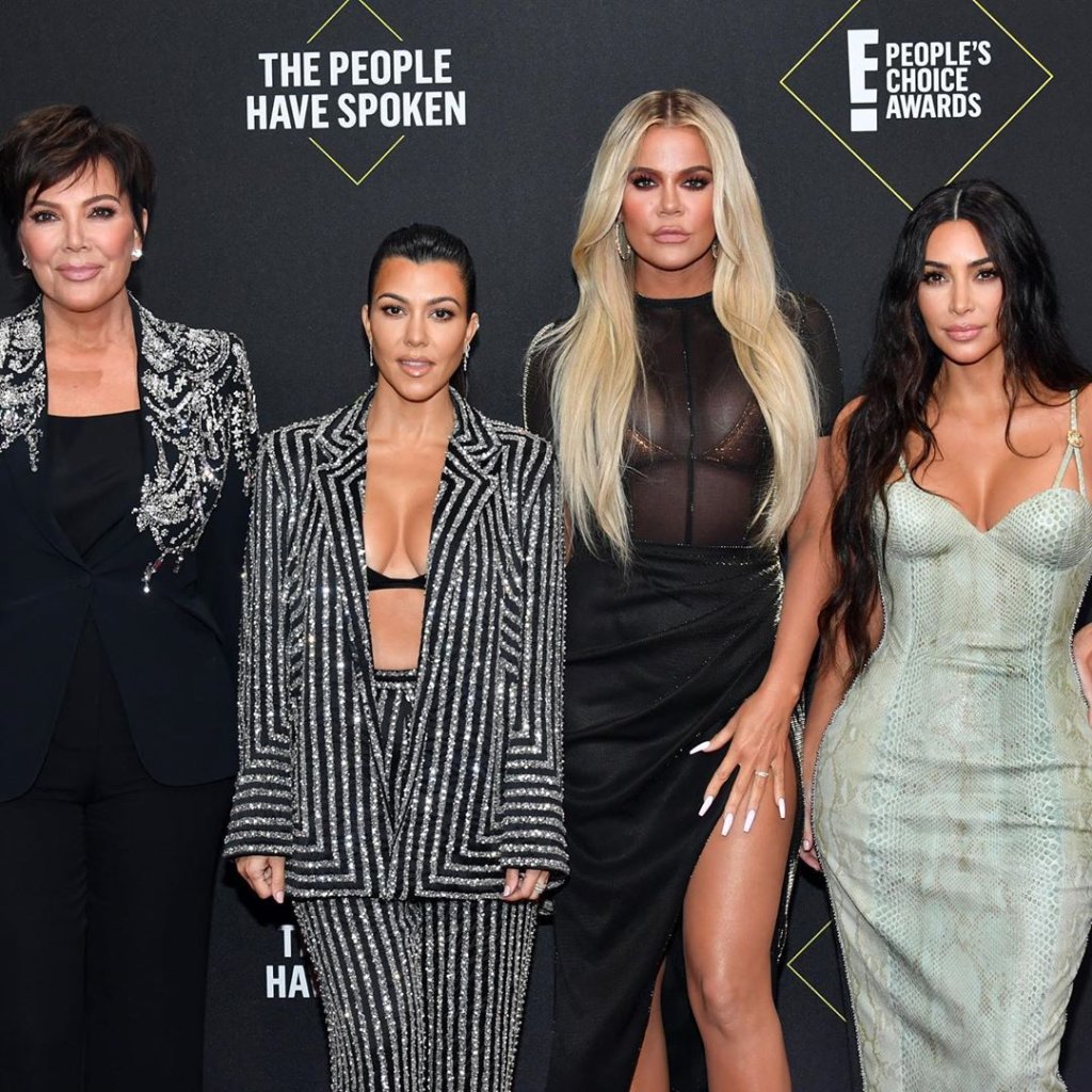 Climão? Kim Kardashian provoca Kourtney em pleno tapete vermelho