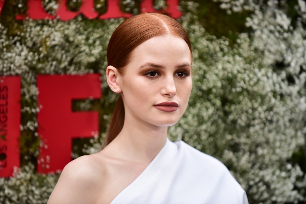 Madelaine Petsch e suposto namorado são vistos juntos em momento divertido