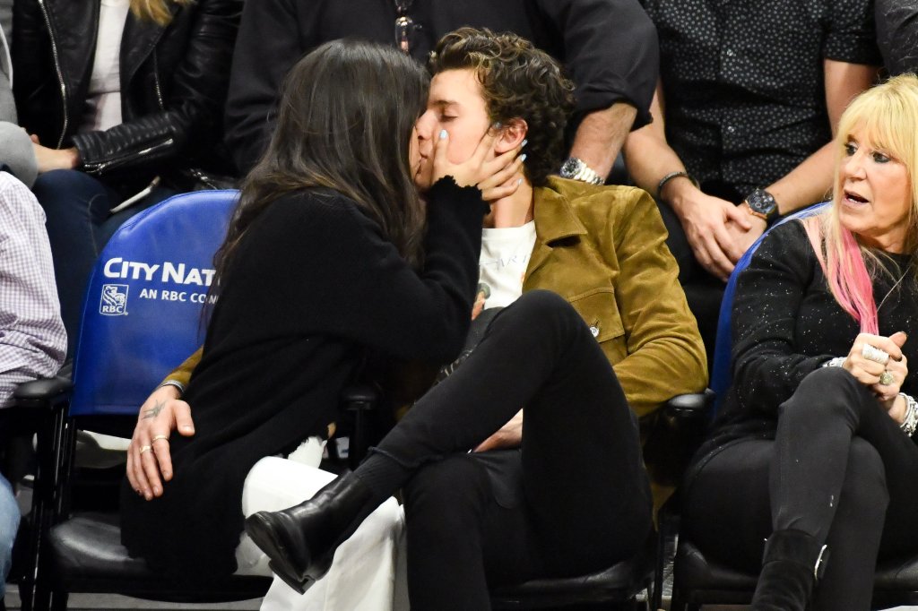 Camila Cabello explica porque não liga de beijar Shawn Mendes em público