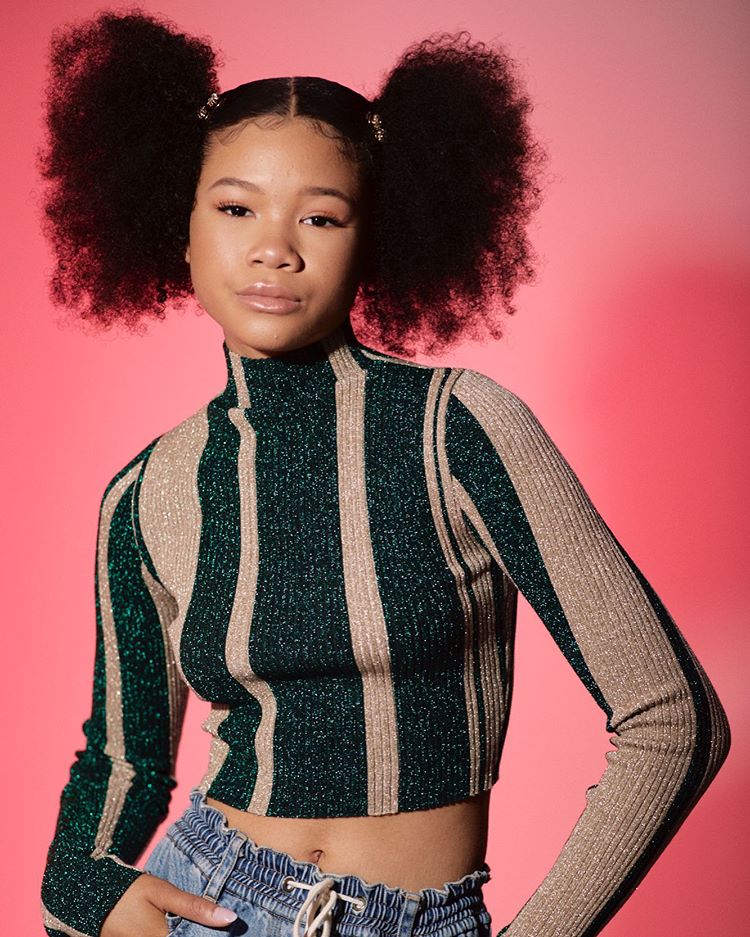 O vestido de plumas que Storm Reid usou no baile da escola é lindo!