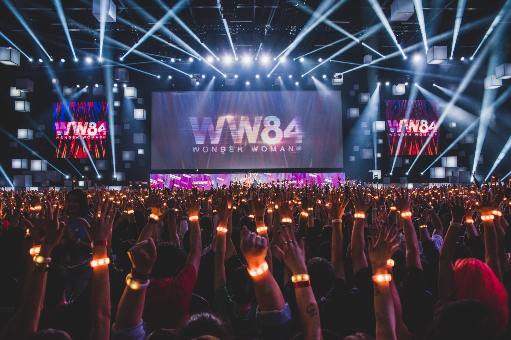 Os braceletes iluminados durante o painel de Mulher-Maravilha 1984 na CCXP 2019