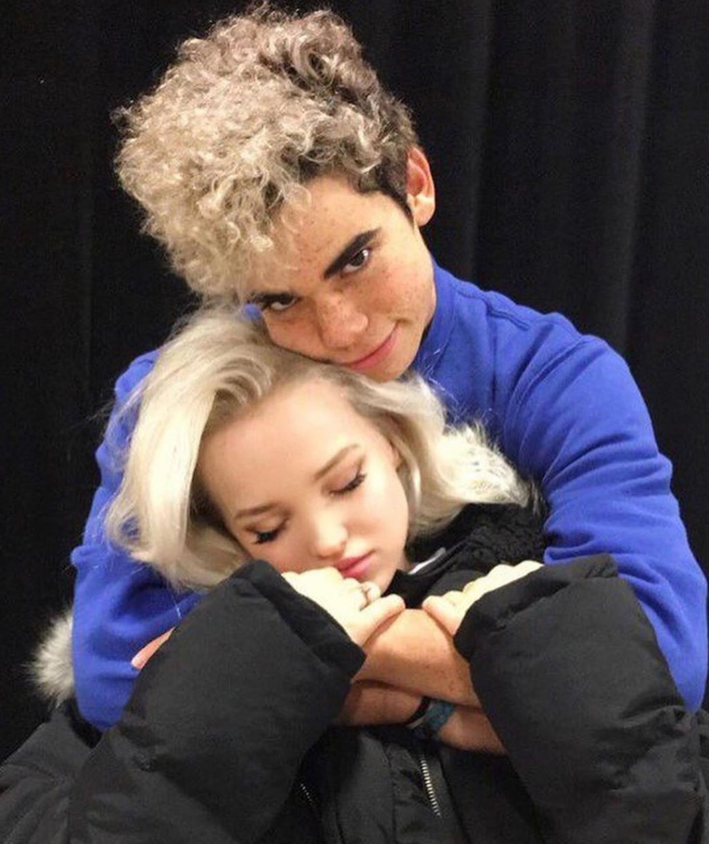 Dove Cameron faz tatuagem linda em homenagem a Cameron Boyce