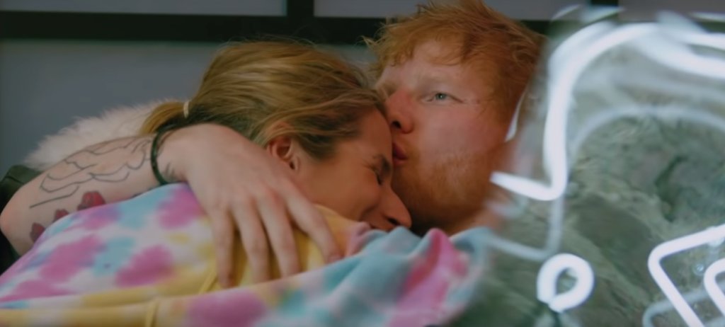 Ed Sheeran dança com a esposa, Cherry, no clipe de Put It All on Me