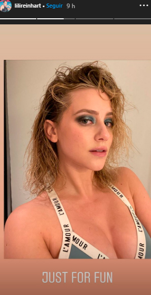 lili-reinhart-cabelo-molhado-olho-esfumado-azul