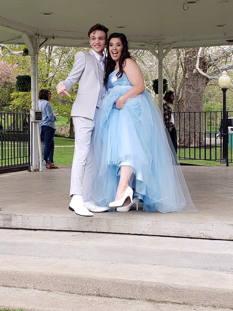 Garoto costura vestido de formatura para amiga que não podia pagar por um