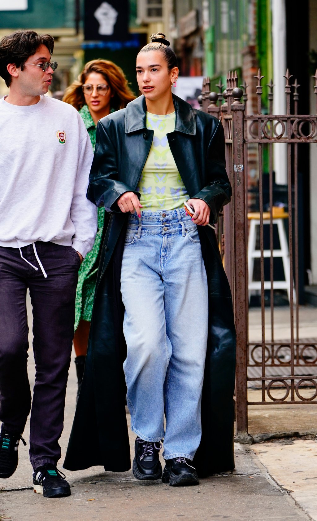 Look do Dia: Dua Lipa usou uma calça mom jeans beeem diferentona