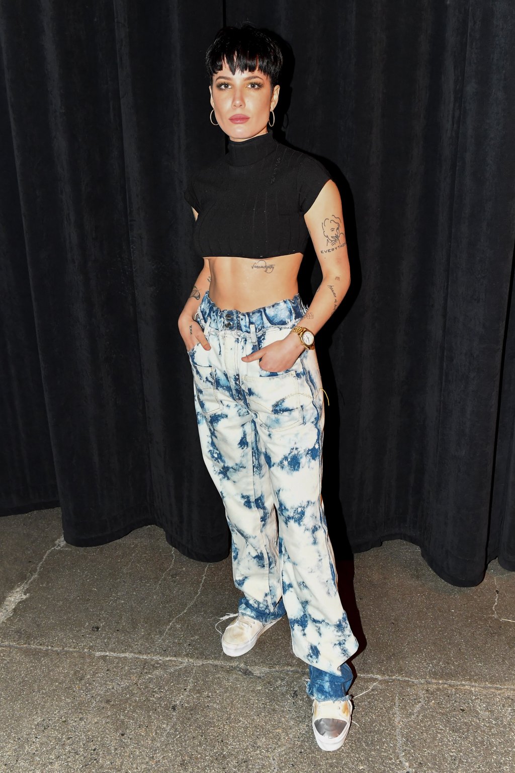 Bizarrice fashion: Halsey usou anel com dente que parece humano. Oi?
