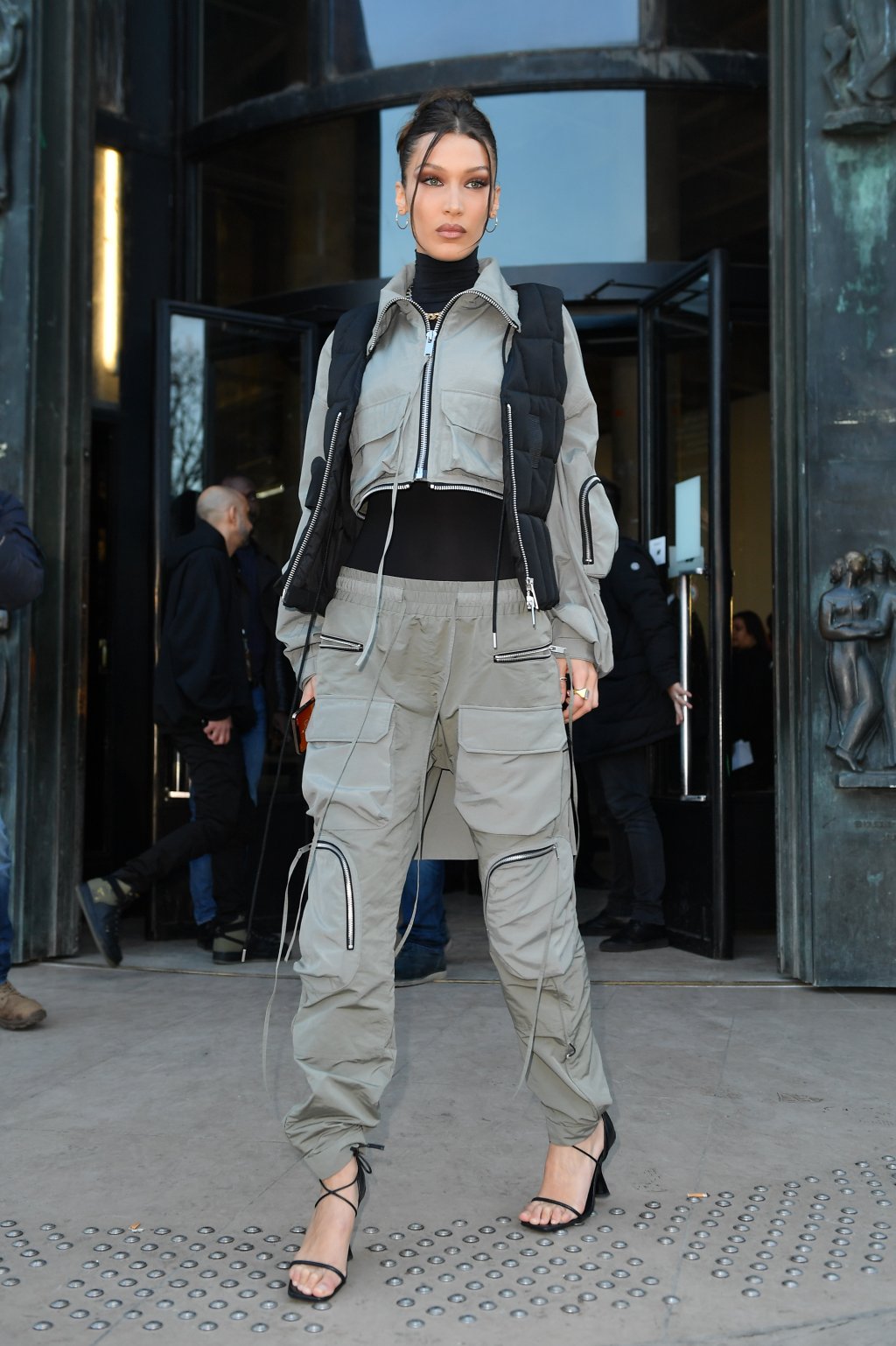 Look do Dia: Bella Hadid montou visu com calça cargo digno de street style
