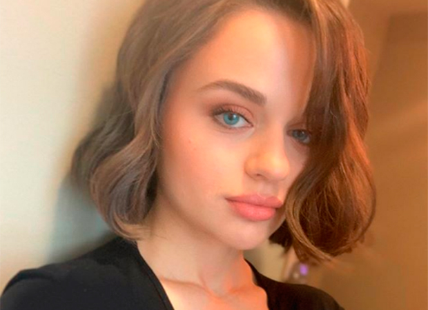 Joey King vai a evento com cabelo curtinho e todo cacheado!