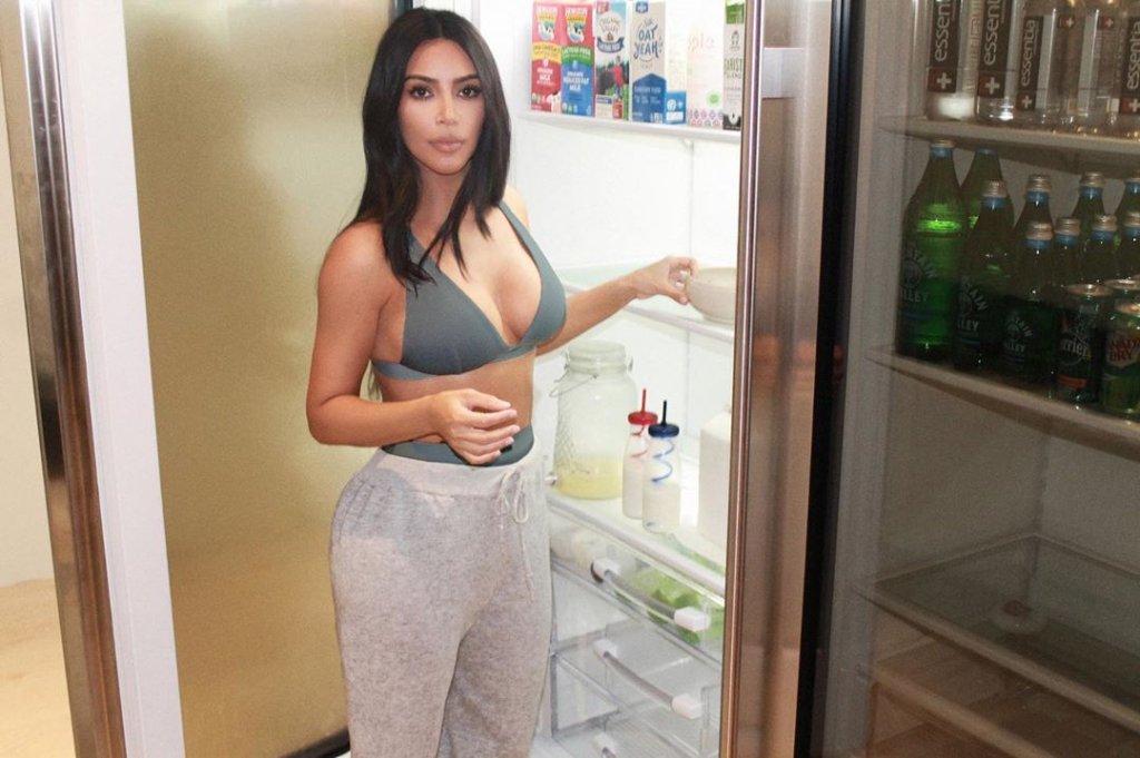 Após polêmica de geladeira, Kim Kardashian mostra sua verdadeira cozinha