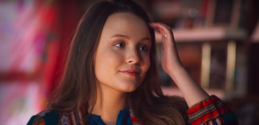 Larissa Manoela sofre sem celular no 1º trailer de Modo Avião