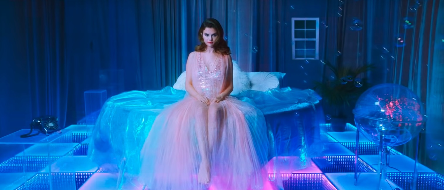 Selena Gomez usa vestido de estilista brasileira em clipe de Rare