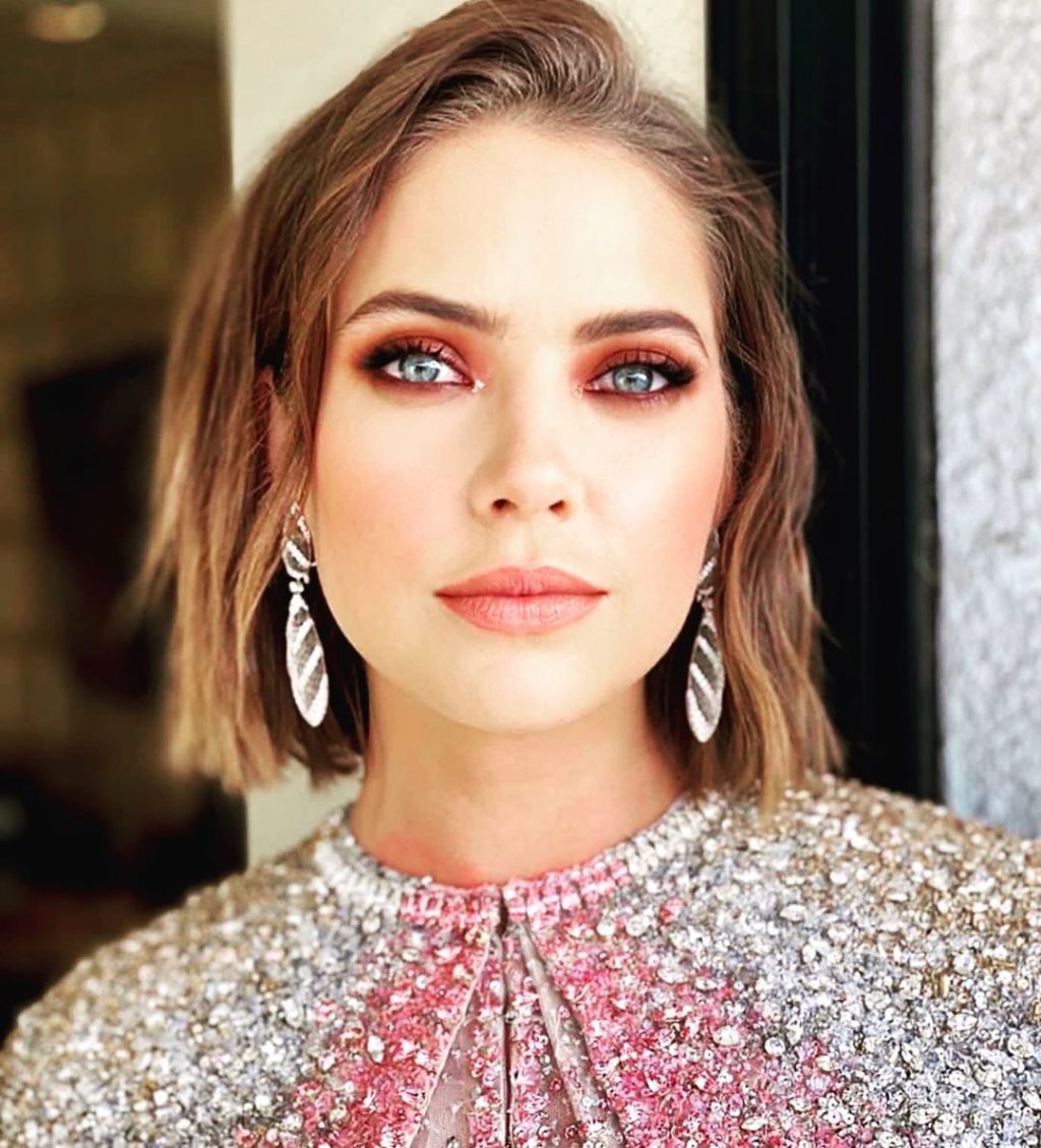 Uau! Ashley Benson ficou tu-do com esse cabelo compridão