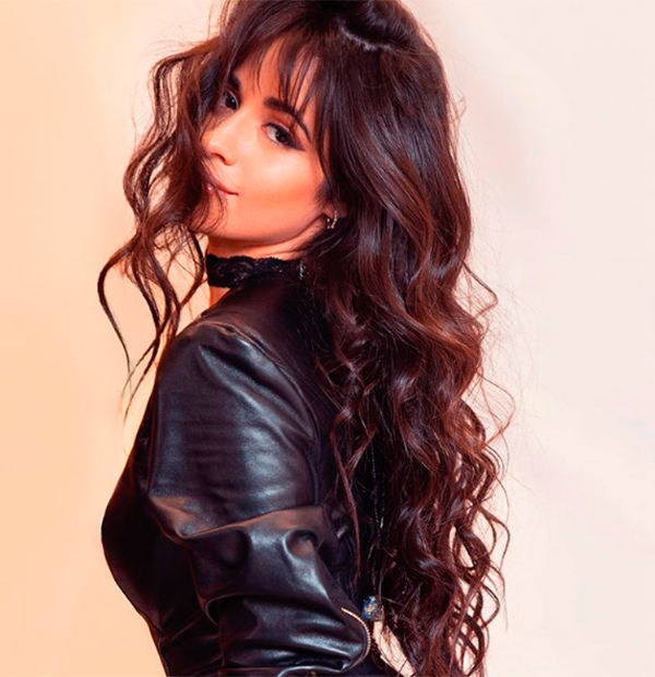 Camila Cabello faz vídeo hilário cortando a franja: “Pareço o Snape”