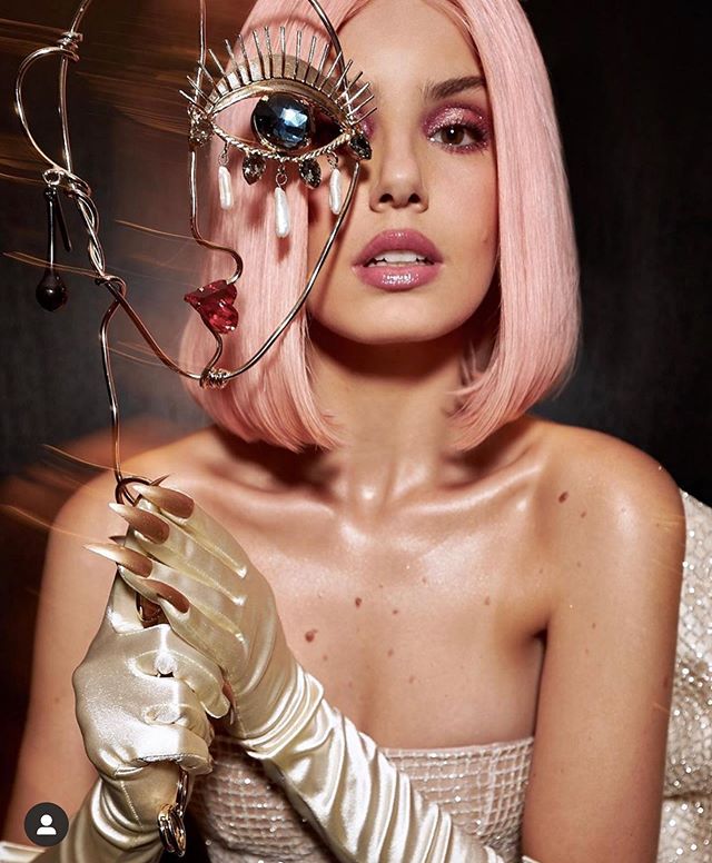 camila-queiroz-baile-da-vogue-luvas