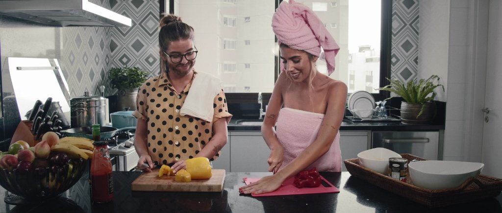 Clara x Sofia são muitos personagens no clipe de Vamos Falar Mais de Amor