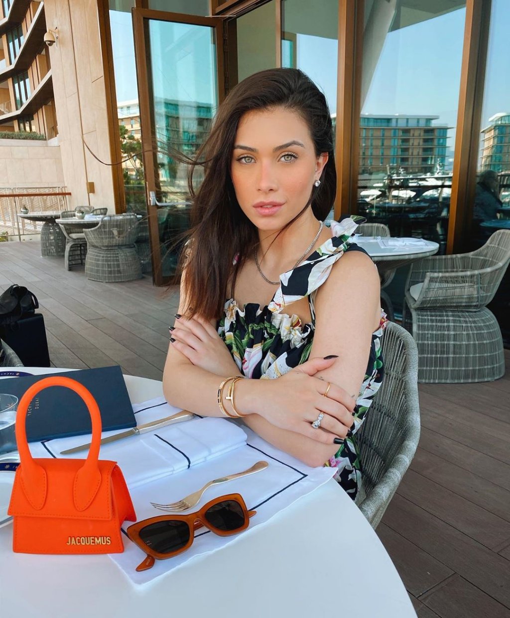 Flavia Pavanelli ficou com a sobrancelha branca após realizar procedimento