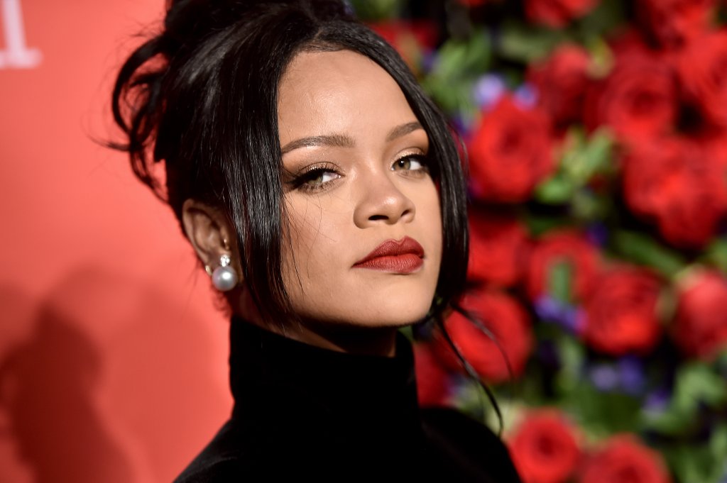 Rihanna “arrumou a casa” usando salto alto e gerou os melhores memes