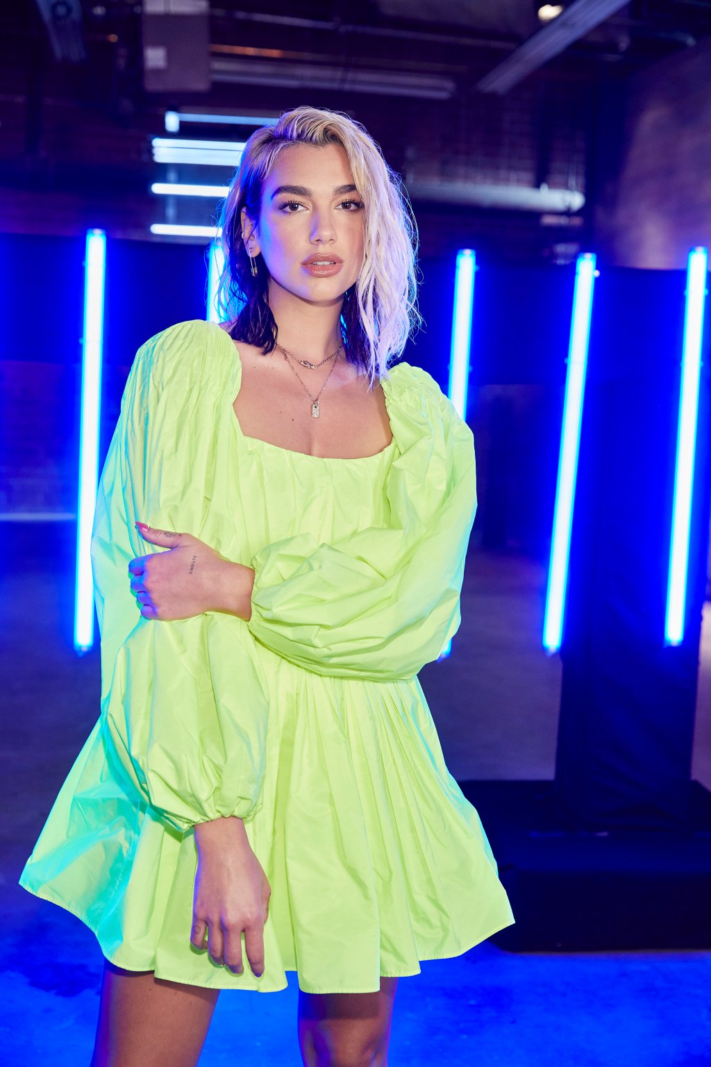 Dua Lipa pintou o cabelo de rosa com a ajuda do namorado, Anwar Hadid