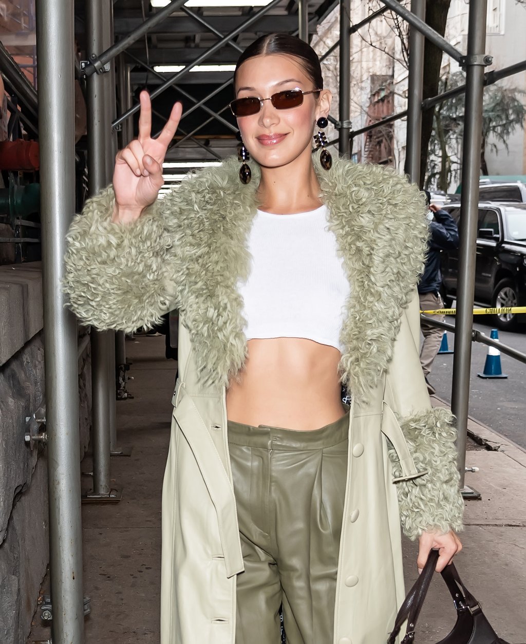 Bella Hadid está com o cabelo lilás e nós nunca a vimos assim!