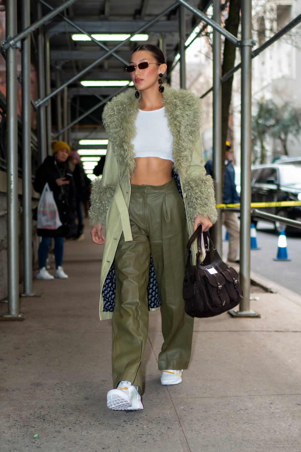 Look do Dia: Bella Hadid misturou verde e branco de um jeito superestiloso