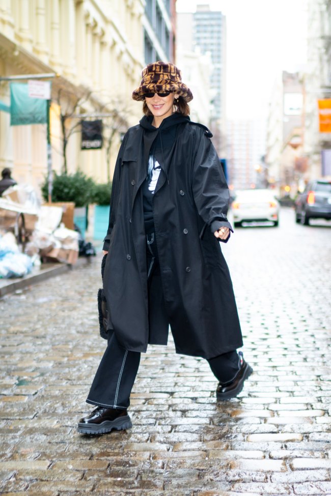 Bella Hadid com bucket hat de pelinhos