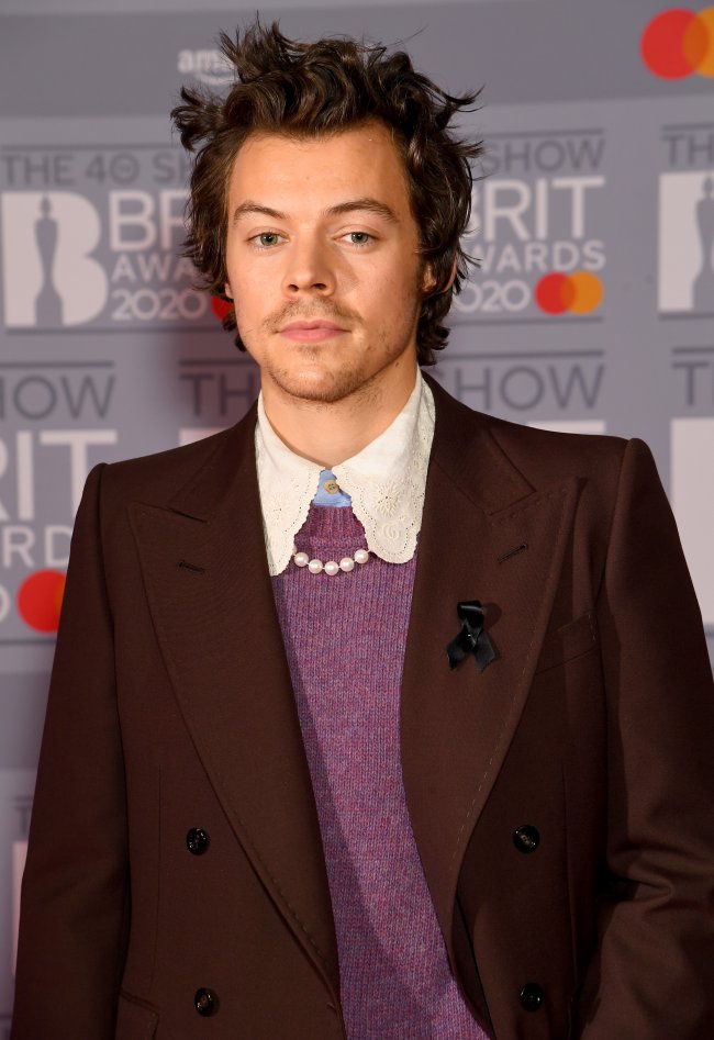 The BRIT Awards 2020 – VIP Arrivals Harry Styles usando look da Gucci no BRIT Awards 2020
