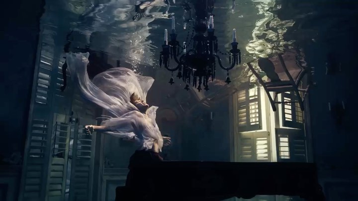 Harry Styles está todo conceitual no clipe de Falling