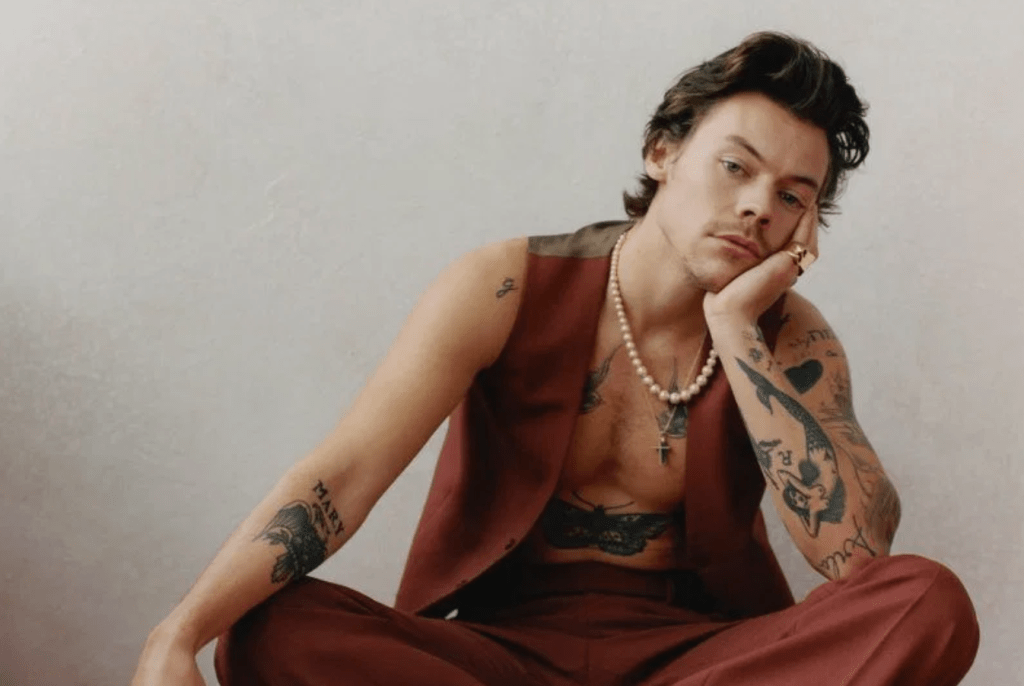 Depois de Harry Styles, estes famosos também estão usando colar de pérolas