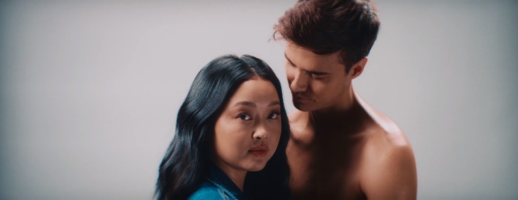 Cantora? Lana Condor solta a voz em nova música do namorado