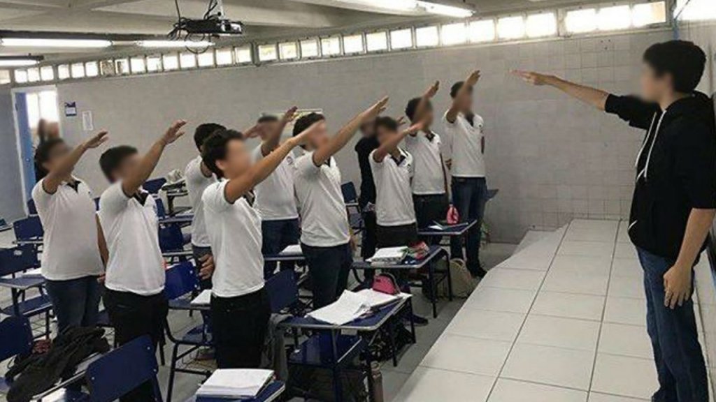 Alunos fazem saudação nazista pra representante de classe: “O novo Führer”