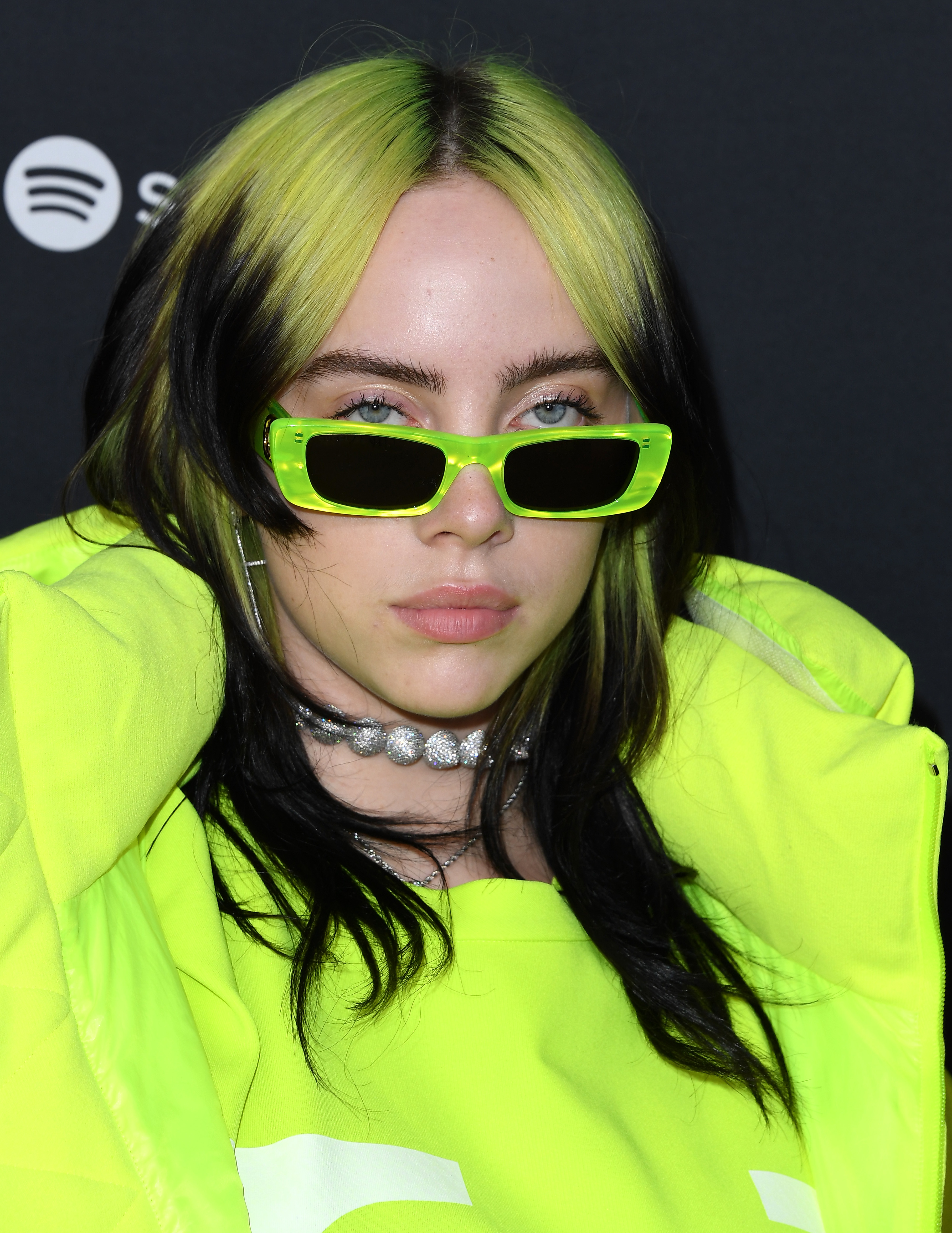 Billie Eilish e seus óculos verdes retangulares da Gucci