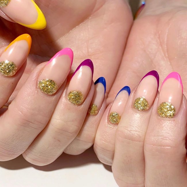 unhas francesinha colorida com toque dourado