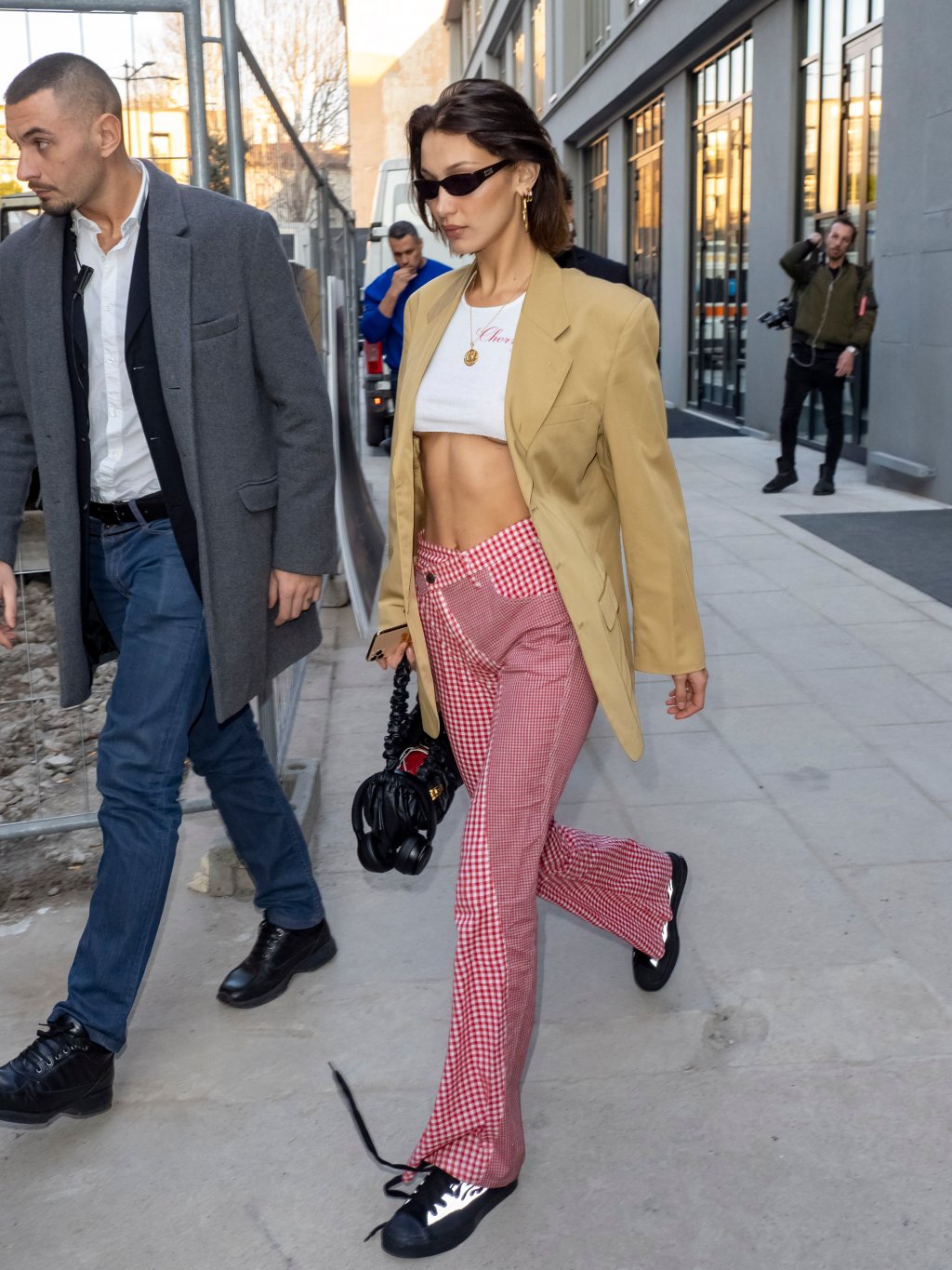 Look do Dia: Bella Hadid usou blazer com top que tem decote underboob