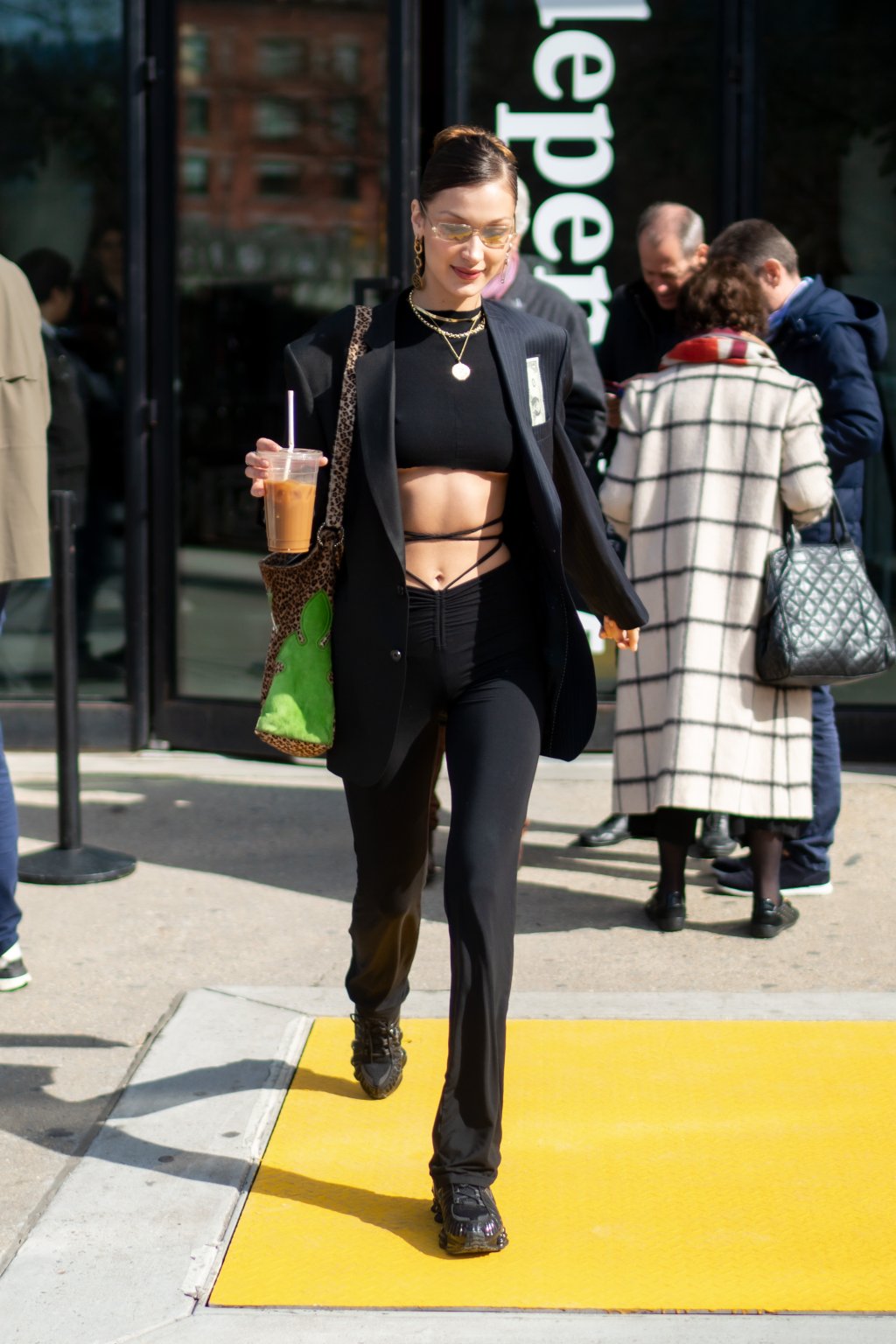 Look do Dia: Bella Hadid usou top underboob e tênis ~polêmico~