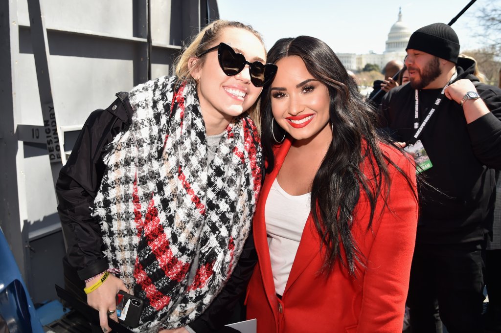 Miley Cyrus e Demi Lovato se abrem sobre body shame e distúrbio de imagem