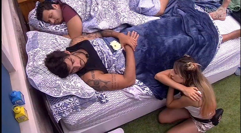 BBB20: Gabi chora ao observar Guilherme dormir e coloca uma flor nele