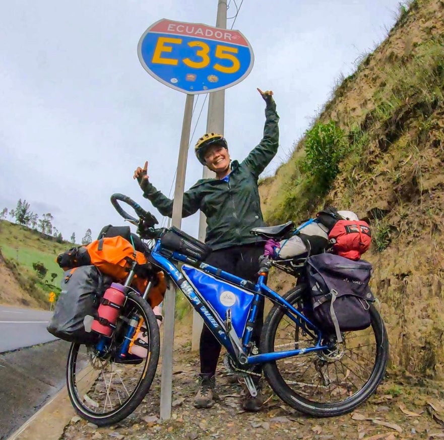 Conheça a brasileira que viaja as Américas sozinha de bicicleta