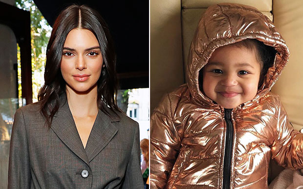 Match fashion! Kendall Jenner usou bolsa igual a de sua sobrinha Stormi