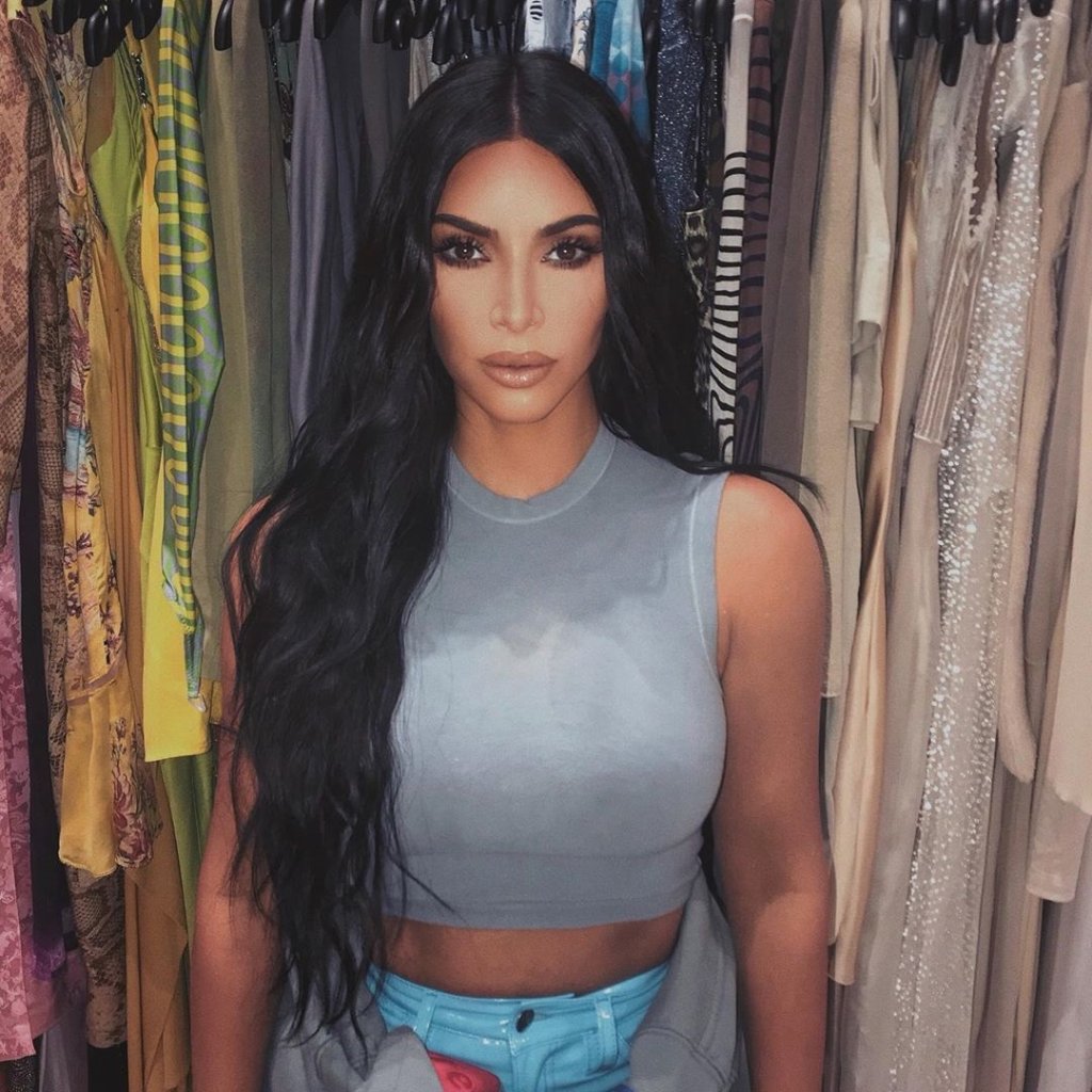 Look polêmico de latex usado por Kim Kardashian custa mais de R$ 130 mil